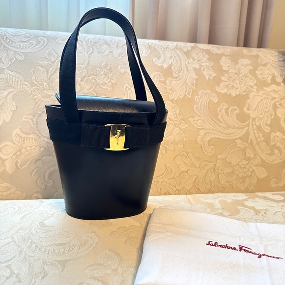 Salvatore Ferragamo black leather bucket bag - Picture 5 of 16